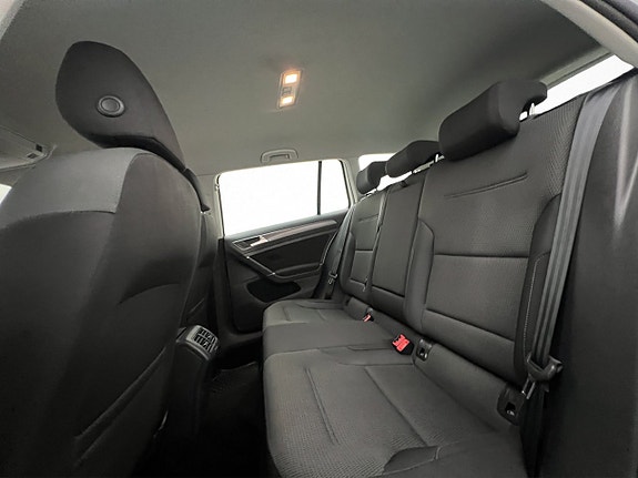 Volkswagen Golf VII 25 of 30