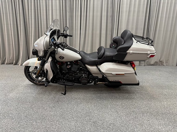 Harley-Davidson Ultra Limited CVO Milwaukee-Eight "Dr Jekil & Mr Hyde" 2 of 7