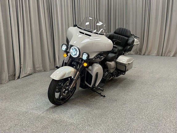 Harley-Davidson Ultra Limited CVO Milwaukee-Eight "Dr Jekil & Mr Hyde"