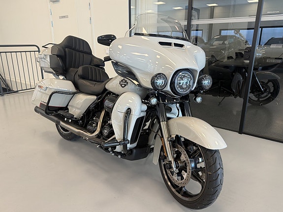 Harley-Davidson Ultra Limited CVO Milwaukee-Eight "Dr Jekil & Mr Hyde" 5 of 7