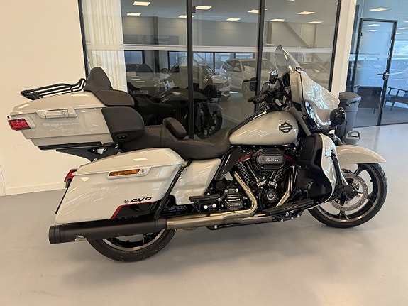 Harley-Davidson Ultra Limited CVO Milwaukee-Eight "Dr Jekil & Mr Hyde" 6 of 7
