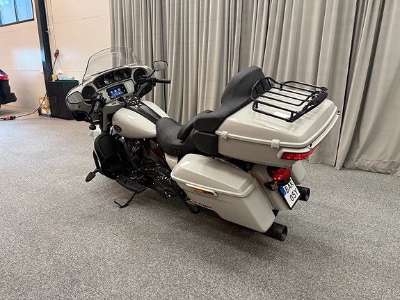 Harley-Davidson Ultra Limited CVO Milwaukee-Eight "Dr Jekil & Mr Hyde" 3 of 7