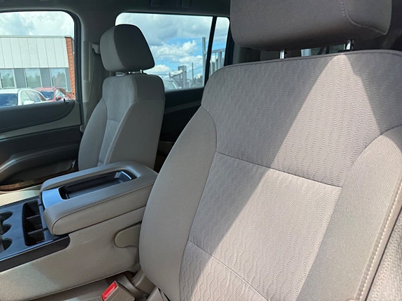 Chevrolet Suburban 11 of 21