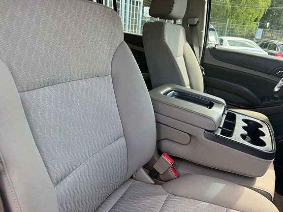 Chevrolet Suburban 10 of 21