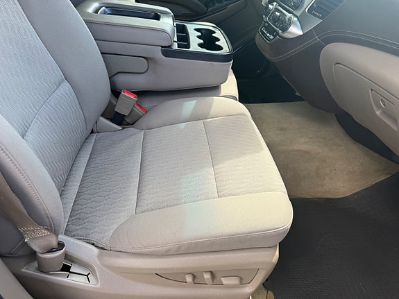 Chevrolet Suburban 13 of 21
