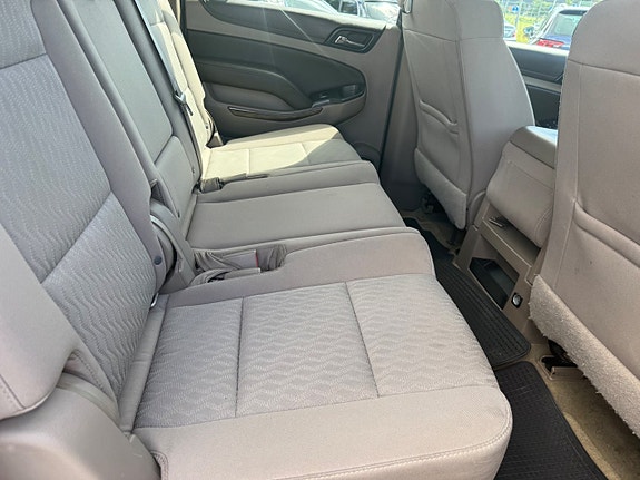 Chevrolet Suburban 14 of 21