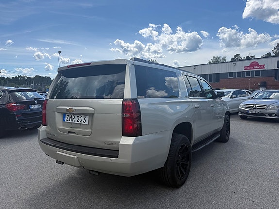 Chevrolet Suburban 6 of 21