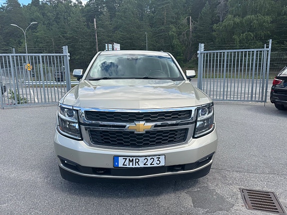 Chevrolet Suburban 7 of 21