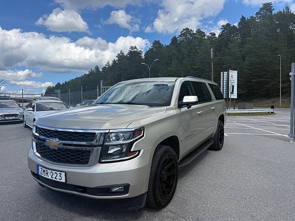 Chevrolet Suburban 2 of 5