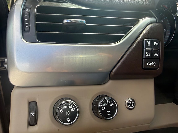 Chevrolet Suburban 20 of 21