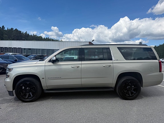 Chevrolet Suburban 4 of 5
