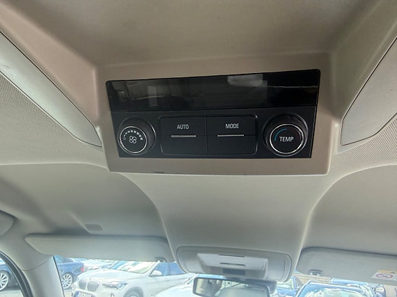 Chevrolet Suburban 18 of 21