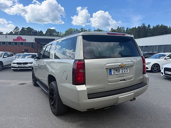 Chevrolet Suburban 5 of 5