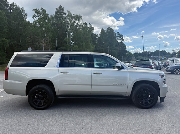 Chevrolet Suburban 3 of 5