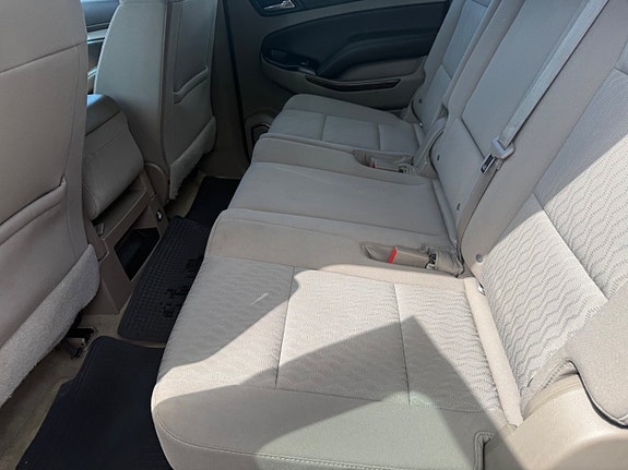 Chevrolet Suburban 15 of 21