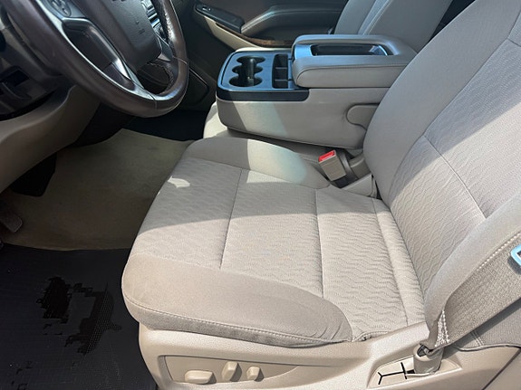 Chevrolet Suburban 12 of 21