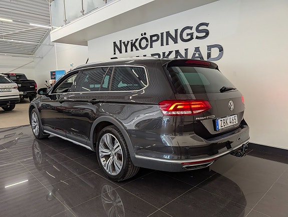 Volkswagen Passat Alltrack 3 of 5