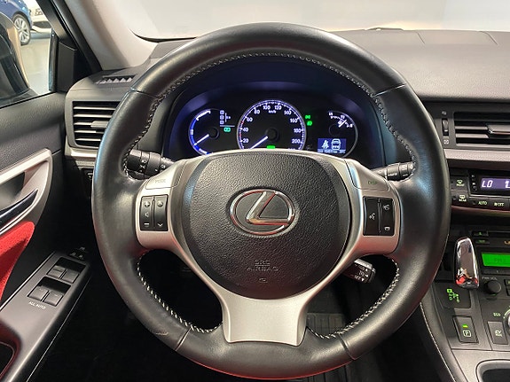 Lexus CT200h 10 of 16