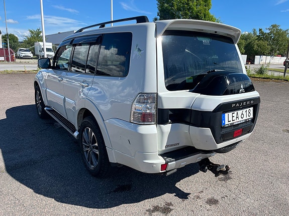 Mitsubishi Pajero 3 of 5