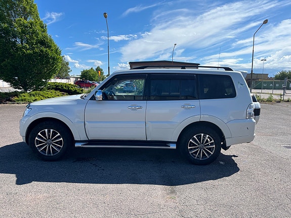 Mitsubishi Pajero 2 of 5