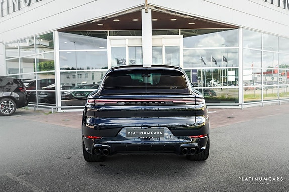 Porsche Cayenne 4 of 5