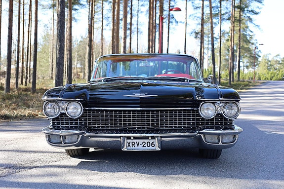 Cadillac Deville 2 of 5