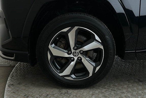 Toyota RAV4 Plug-in Hybrid 12 of 26
