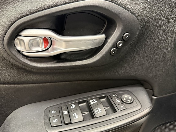 Jeep Cherokee 11 of 16