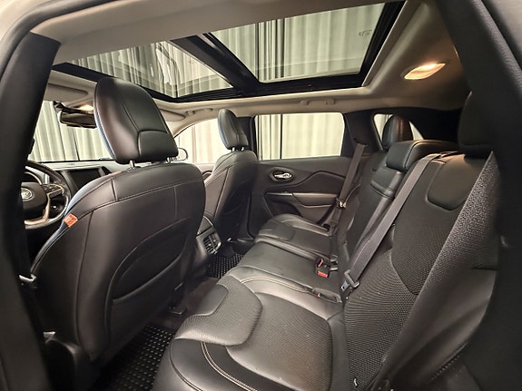 Jeep Cherokee 9 of 16