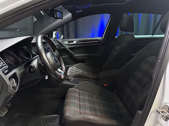 Volkswagen Golf VII 12 of 30