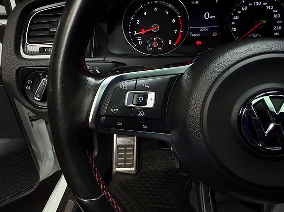 Volkswagen Golf VII 21 of 30