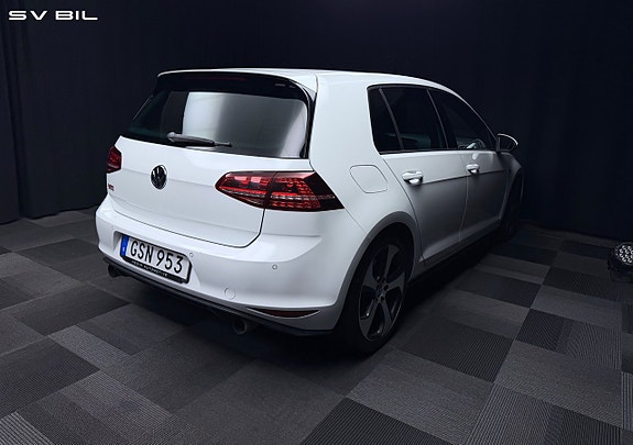 Volkswagen Golf VII 4 of 30