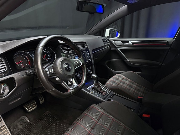 Volkswagen Golf VII 13 of 30
