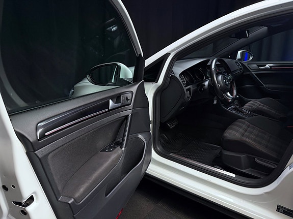 Volkswagen Golf VII 11 of 30
