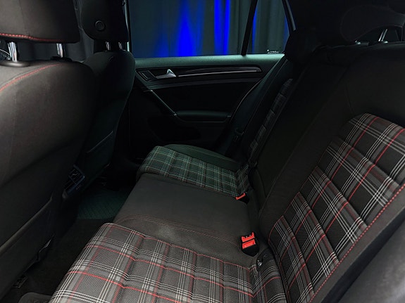 Volkswagen Golf VII 14 of 30
