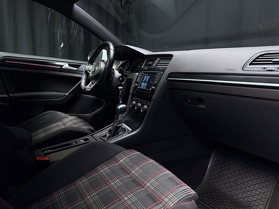Volkswagen Golf VII 15 of 30