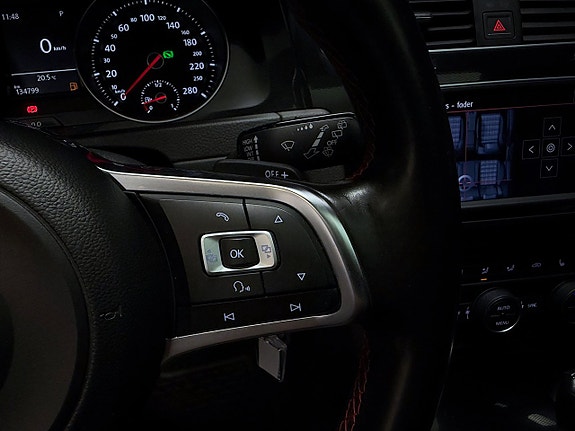 Volkswagen Golf VII 23 of 30
