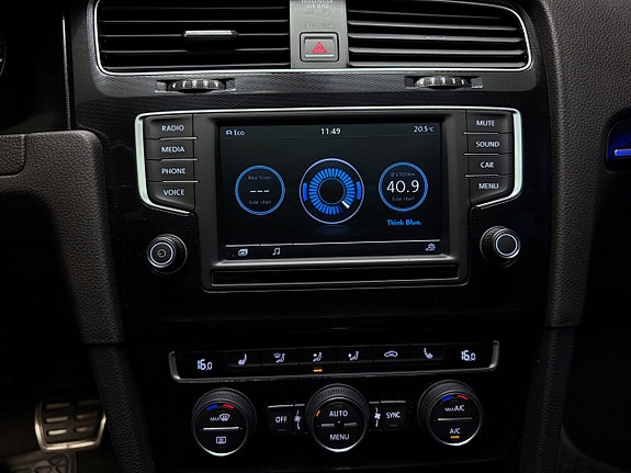 Volkswagen Golf VII 27 of 30