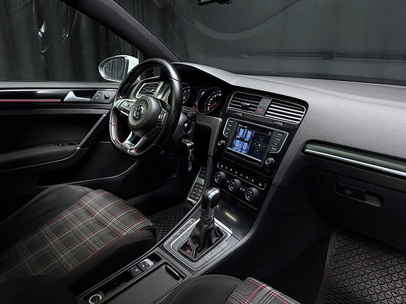 Volkswagen Golf VII 16 of 30