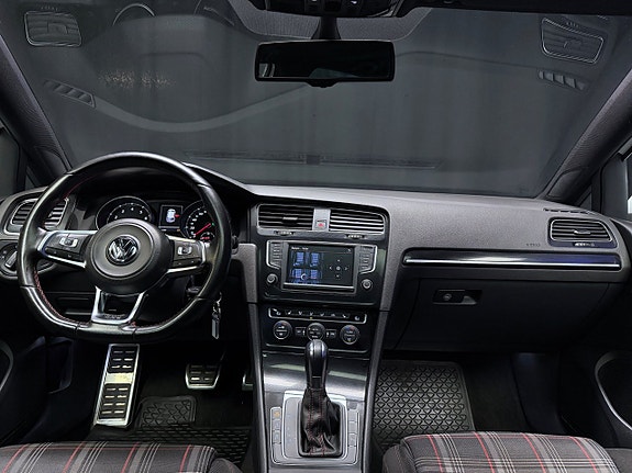 Volkswagen Golf VII 17 of 30