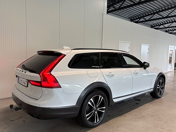 Volvo V90 Cross Country 3 of 5