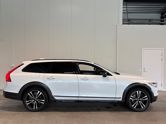 Volvo V90 Cross Country 2 of 5