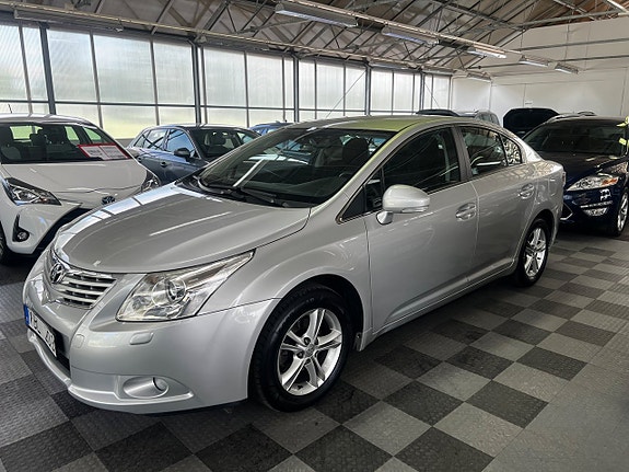 Toyota Avensis 2 of 5