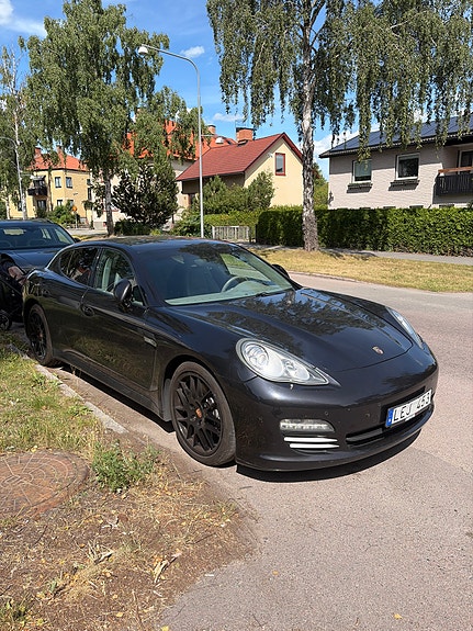 Porsche Panamera 4 3 of 3
