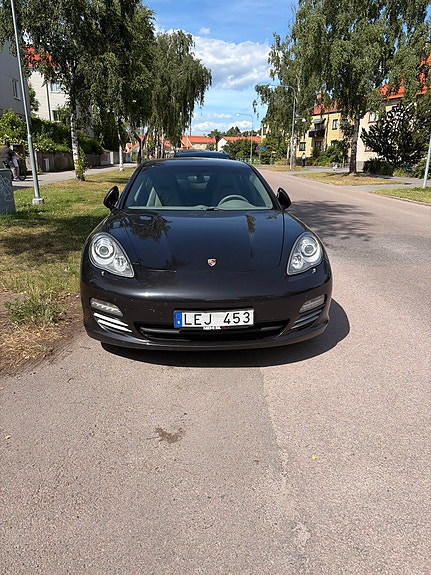 Porsche Panamera 4 2 of 3