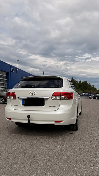Toyota Avensis 2 of 4