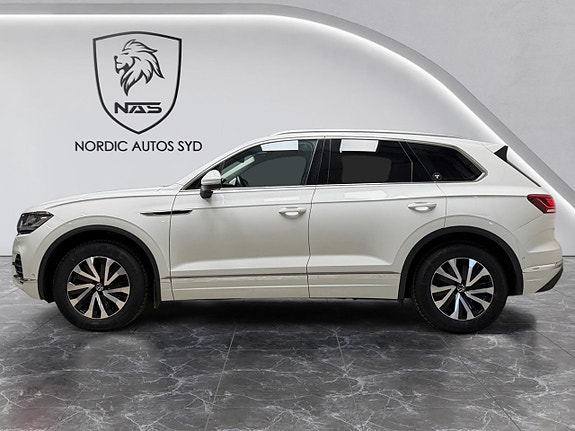 Volkswagen Touareg 2 of 5