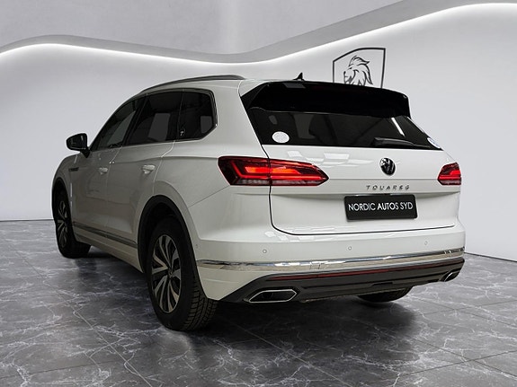 Volkswagen Touareg 3 of 5