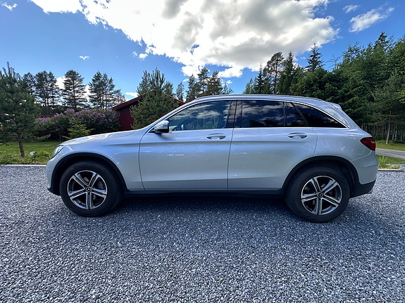 Mercedes-Benz GLC220 d 2 of 5