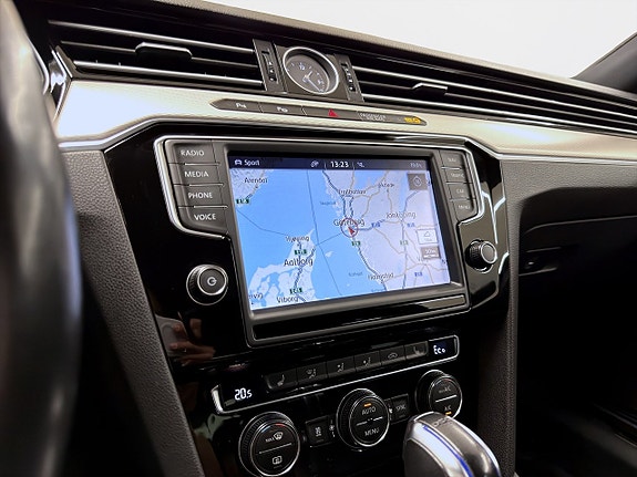 Volkswagen Passat 12 of 18